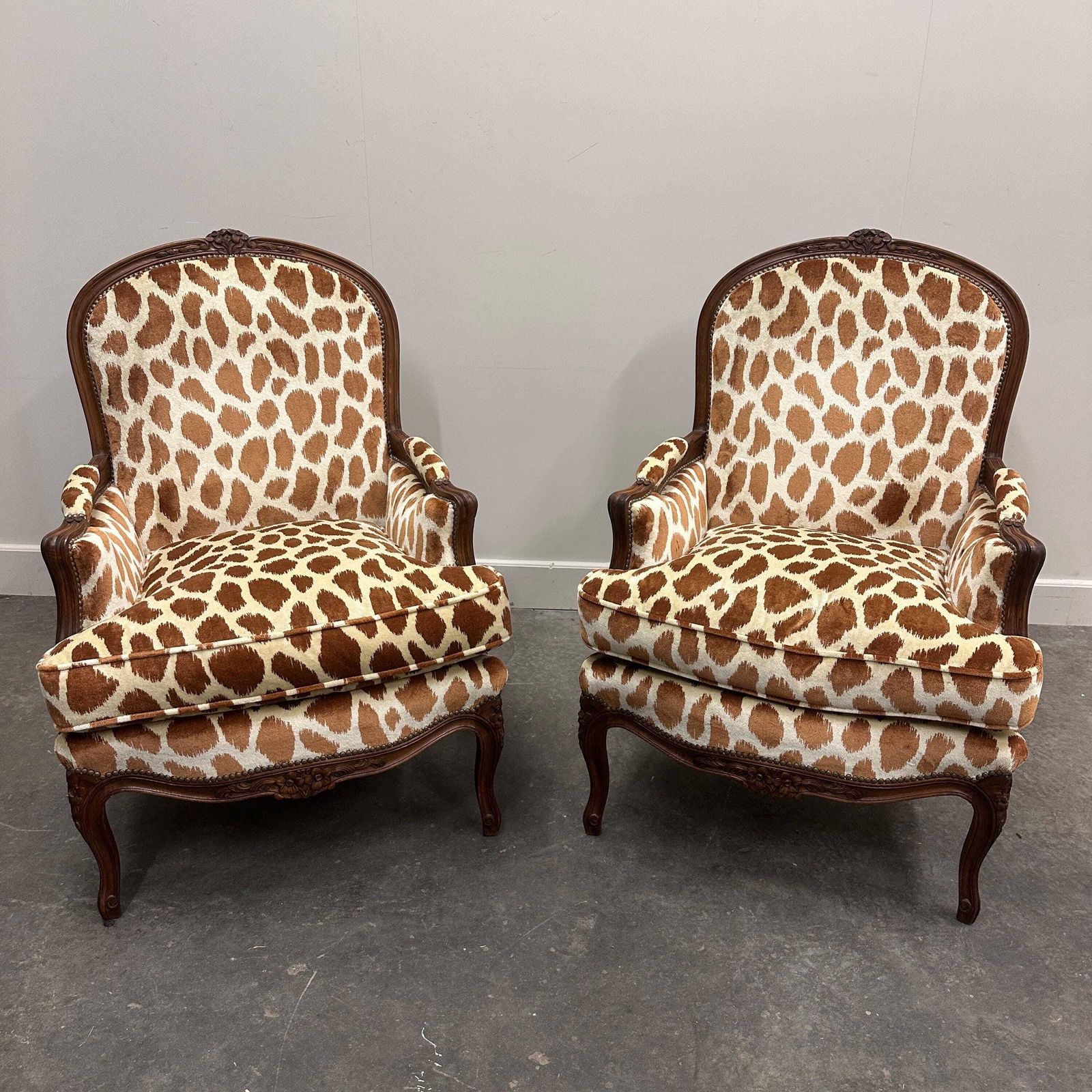 photo vintage Pair Of Louis XV Style Armchairs In Giraffe Velvet Upholstery, France, 1950s