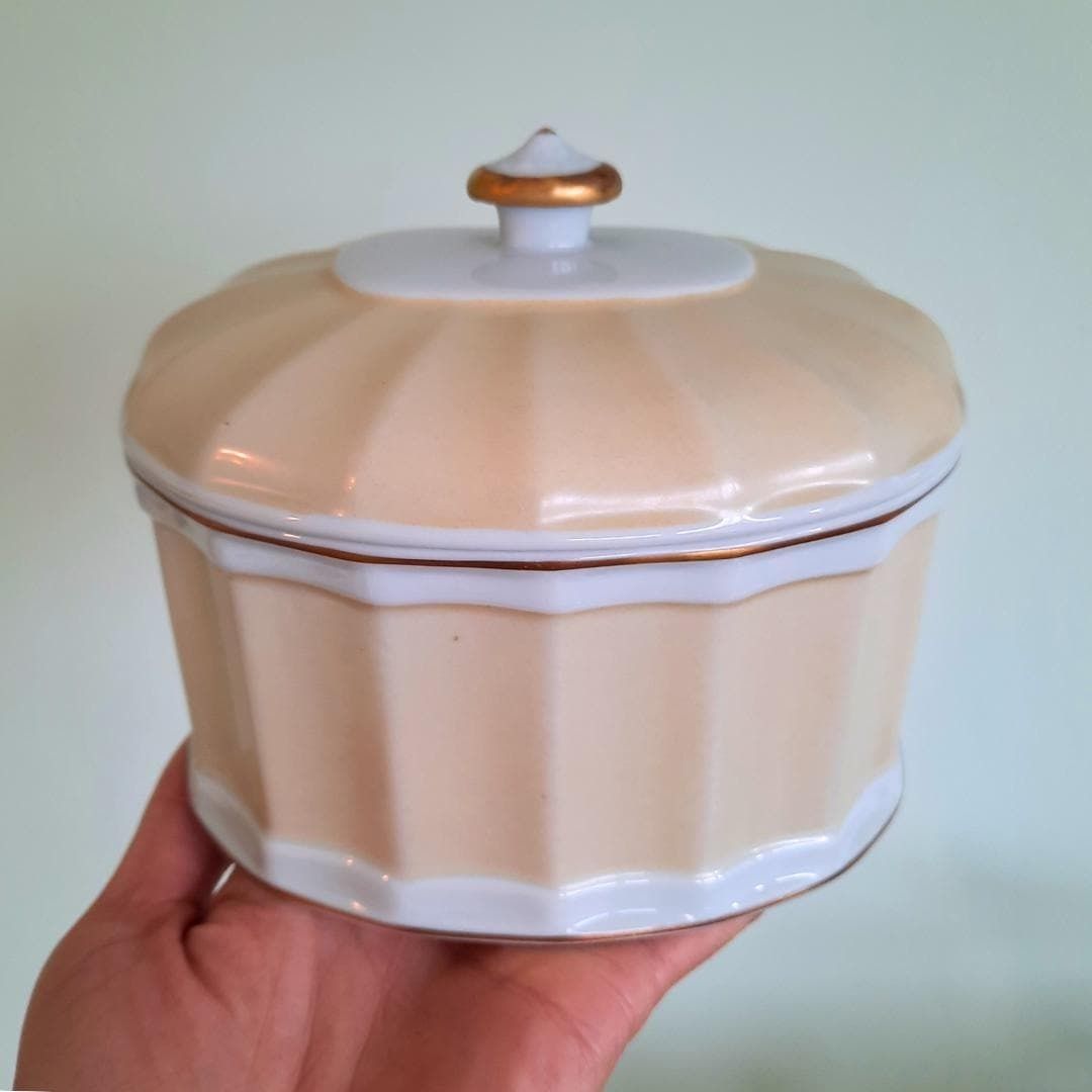 Vista Alegre Mottahedeh Portugal Oval Shape Neoclassical Style Lidded Box With Golden Rim Champagne Tone photo vinterior