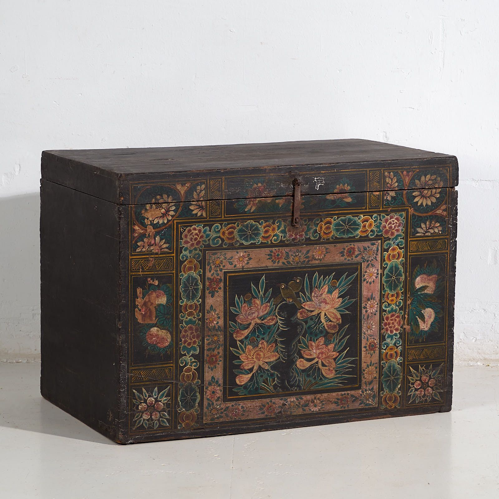 Antique Trunk With A Pair Of Illustrated Magpies (China, C.1900) #29