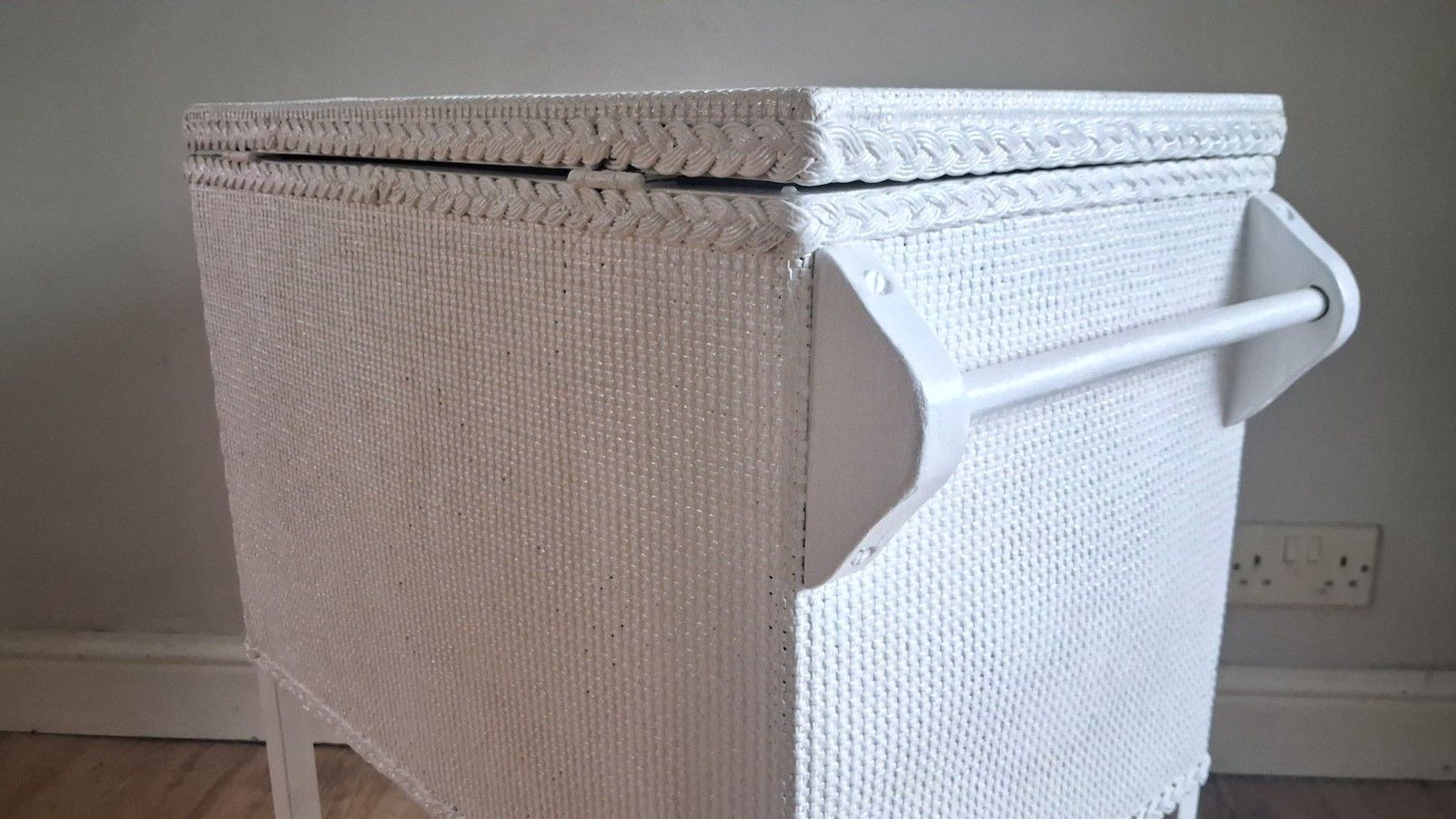 1960's Lloyd Loom ?  Bathroom Storage/Trolley , Linen/Towel Storage/Rail photo vinterior