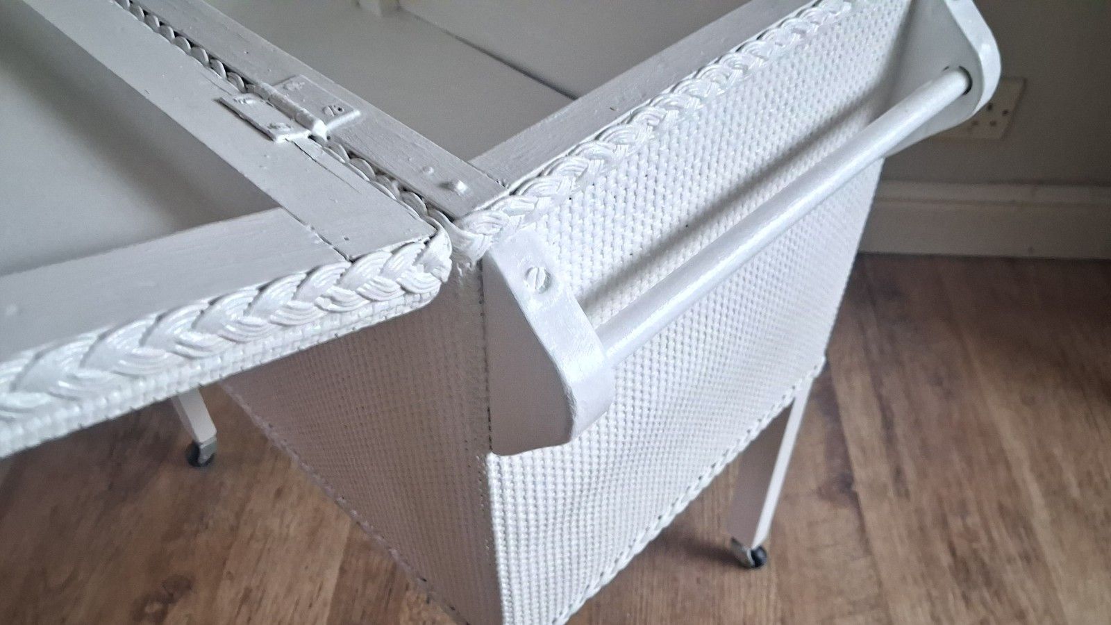 photo vinterior 1960's Lloyd Loom ?  Bathroom Storage/Trolley , Linen/Towel Storage/Rail