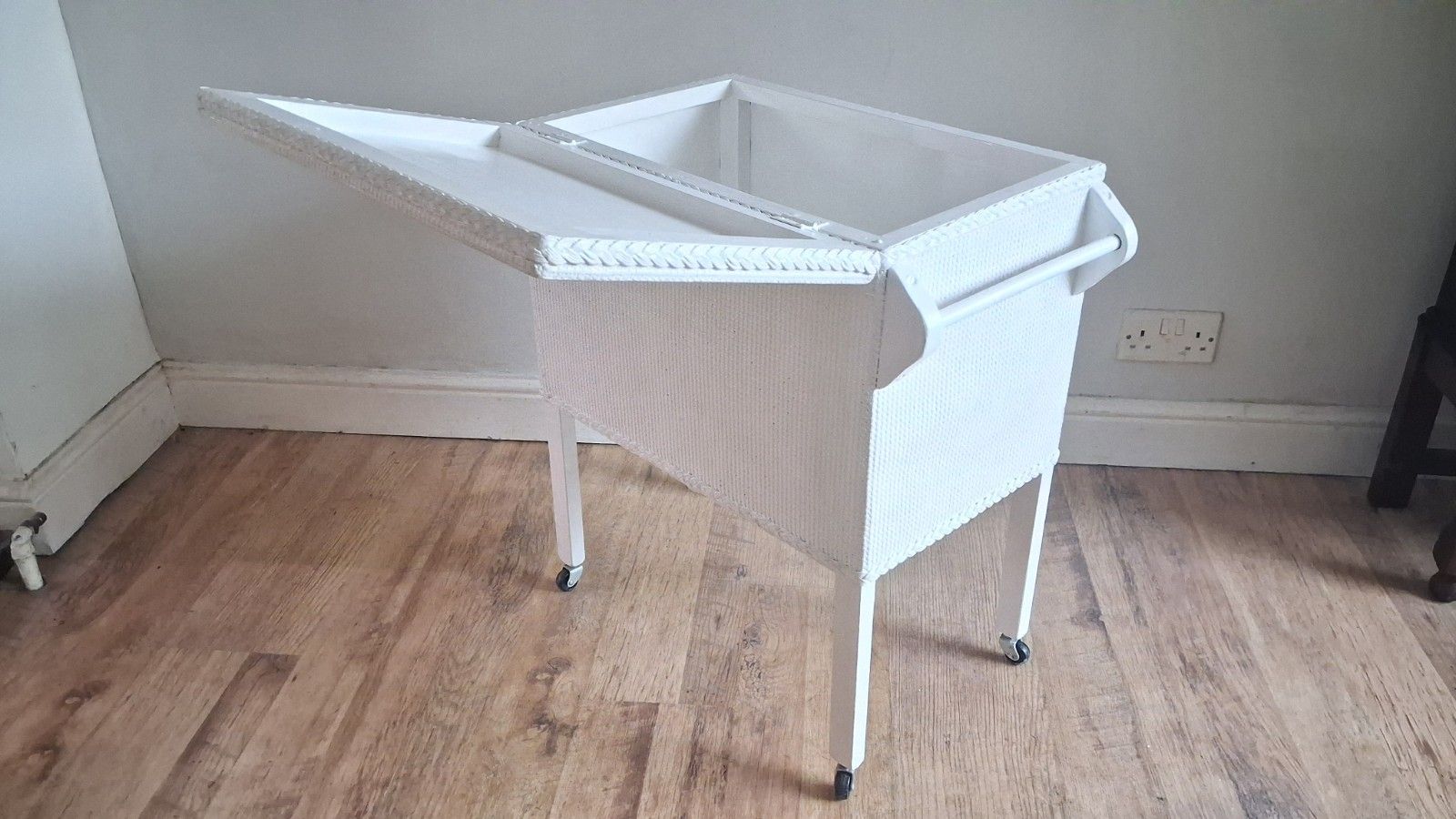 photo buy 1960's Lloyd Loom ?  Bathroom Storage/Trolley , Linen/Towel Storage/Rail