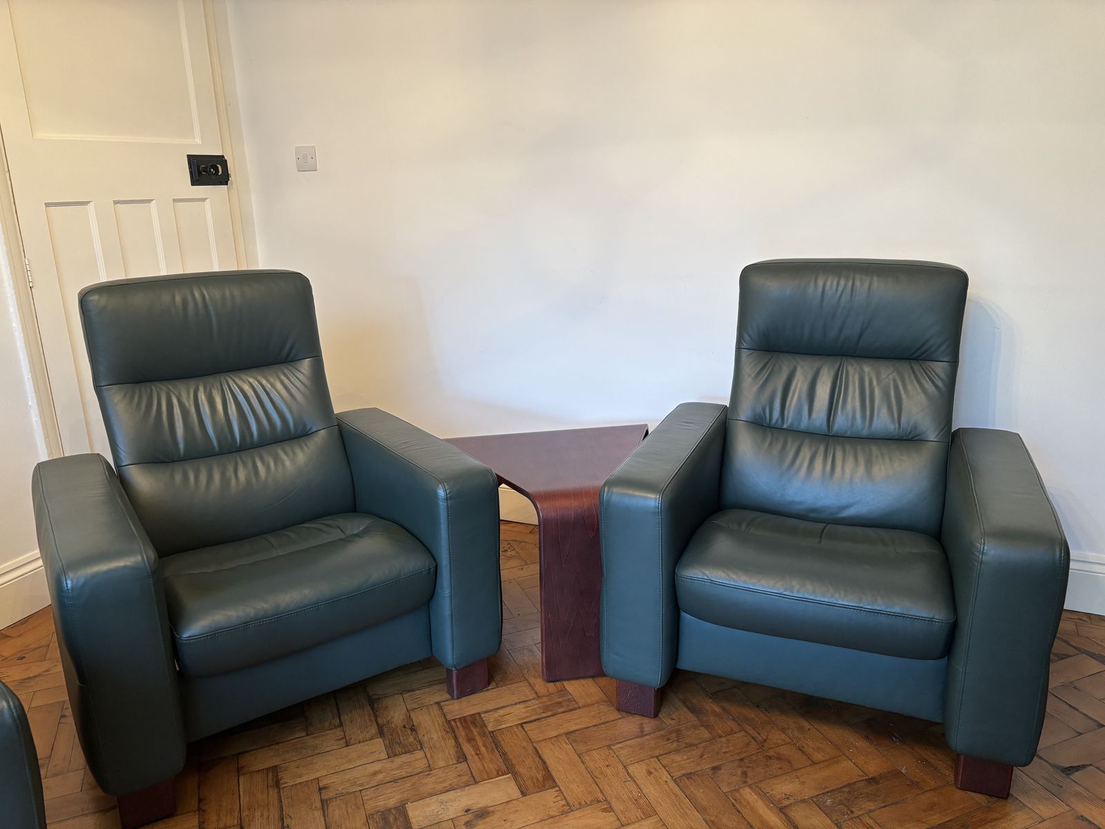 Ekornes Stressless Recliners 🪑 Ekornes Reclining Leather Chair Set – 4 Chairs Matching Table photo 1500.0