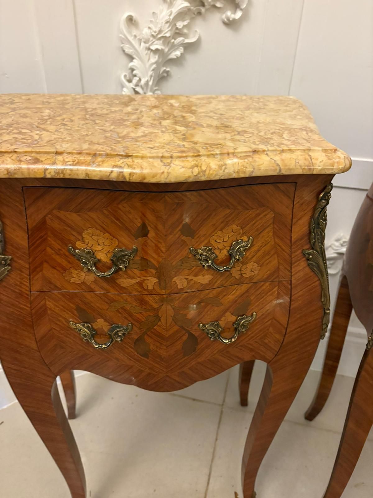 photo vinterior Antique Quality Pair Of French Louis XV Style Marquetry Bedside Cabinets