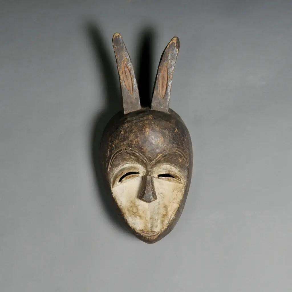 Traditional Kéwélé Mask In Patinated Wood – Brown & Ivory Congo Tribal Art photo furniture