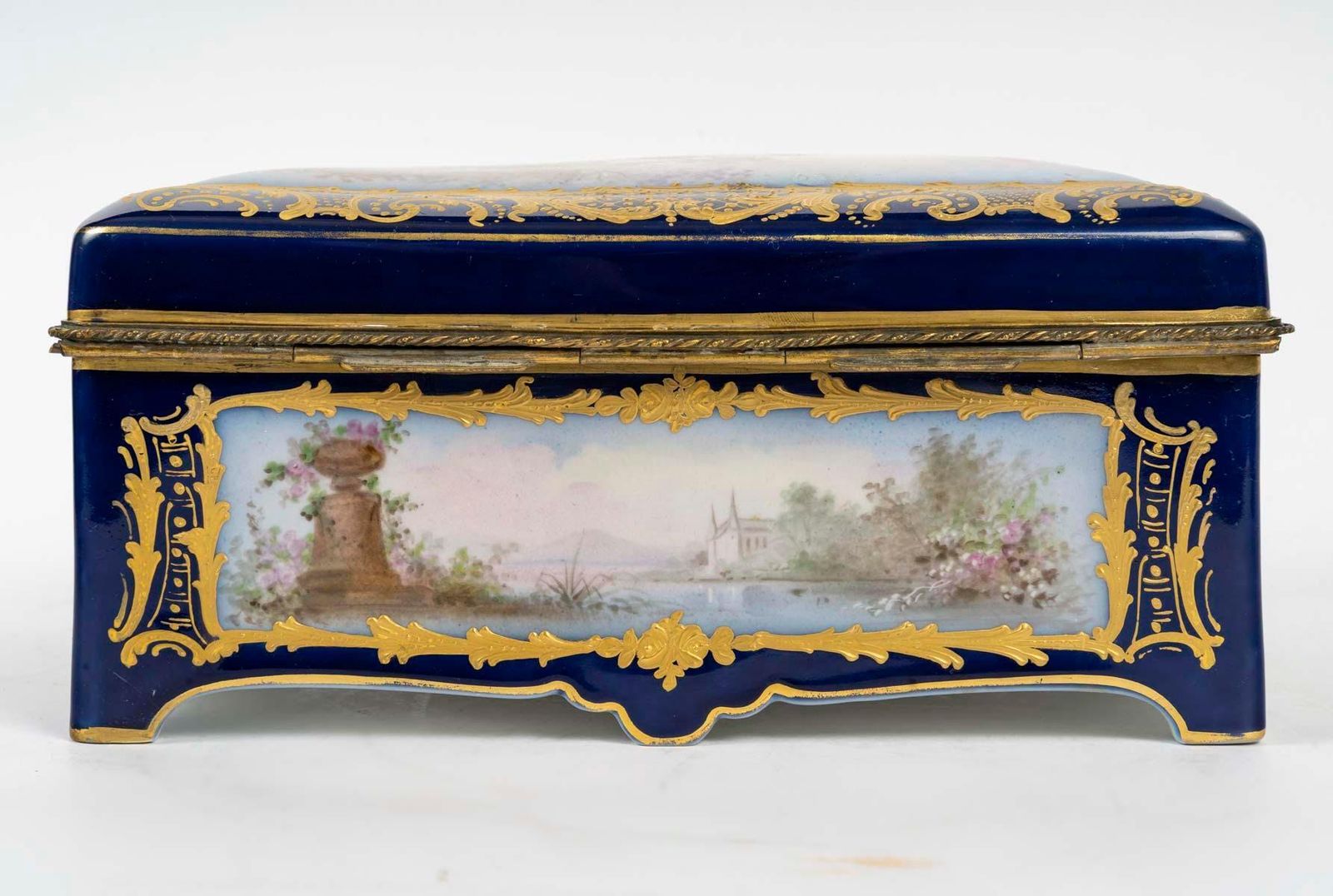 Sèvres Porcelain Box, 19th Century, Napoleon III Period. photo vinterior