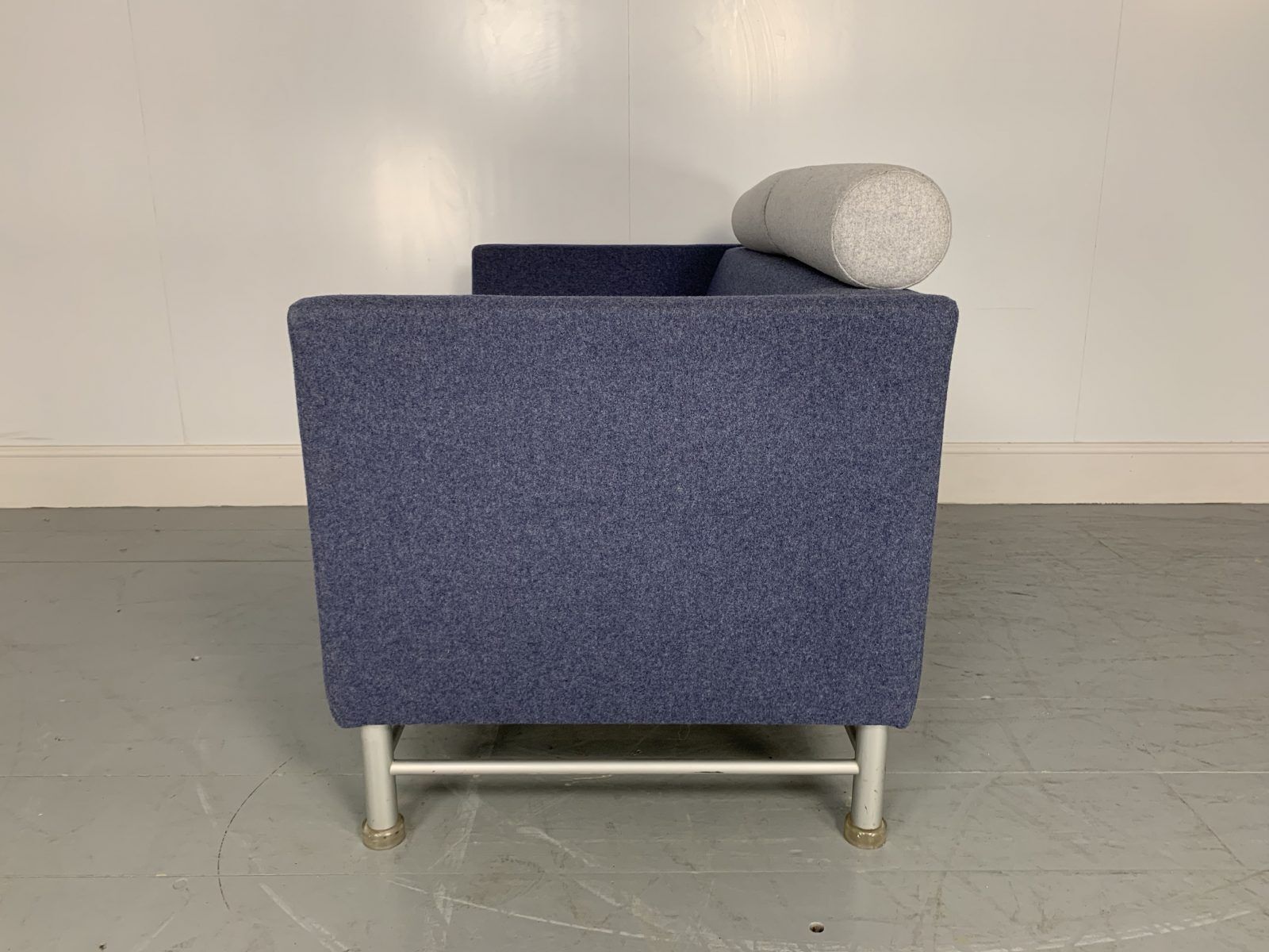 Sublime Rare Knoll “East Side” Sofa By Ettore Sottsass In Blue And Grey Wool photo vinterior