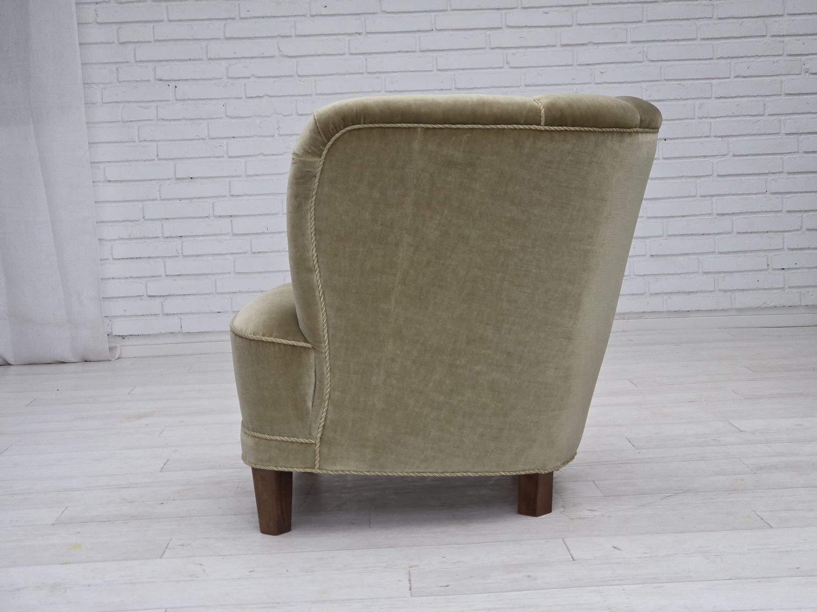 Jaren 1970, Deense Fauteuil, Groen Meubelvelours, Eikenhout. photo furniture