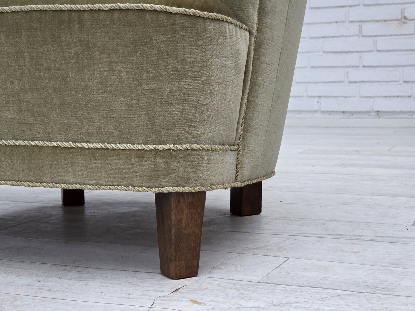 photo furniture Jaren 1970, Deense Fauteuil, Groen Meubelvelours, Eikenhout.