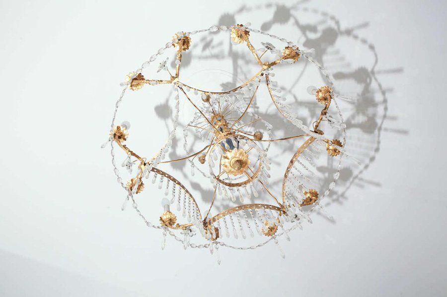 photo vintage 19th Century Neoclassical Baltic Crystal And Gilt Bronze Chandelier