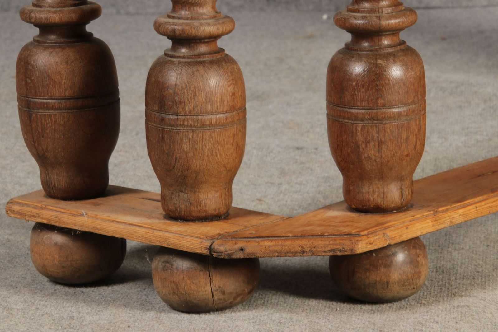 photo vinterior Antique Softwood Side Table And Flower Stand
16th 17th Century, 1600