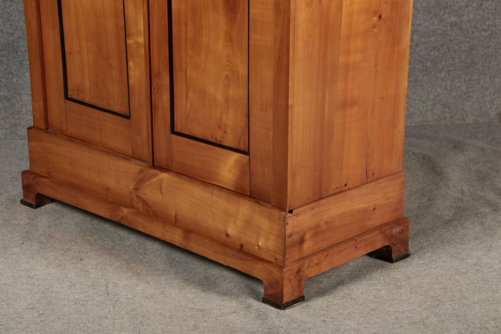 photo vintage Antique Wardrobe In Cherry, 1830