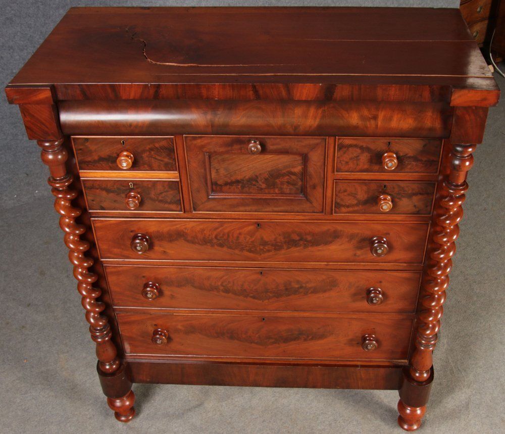 photo furniture Antique English Victorian Chest Of Drawers In Mahogany, 1850