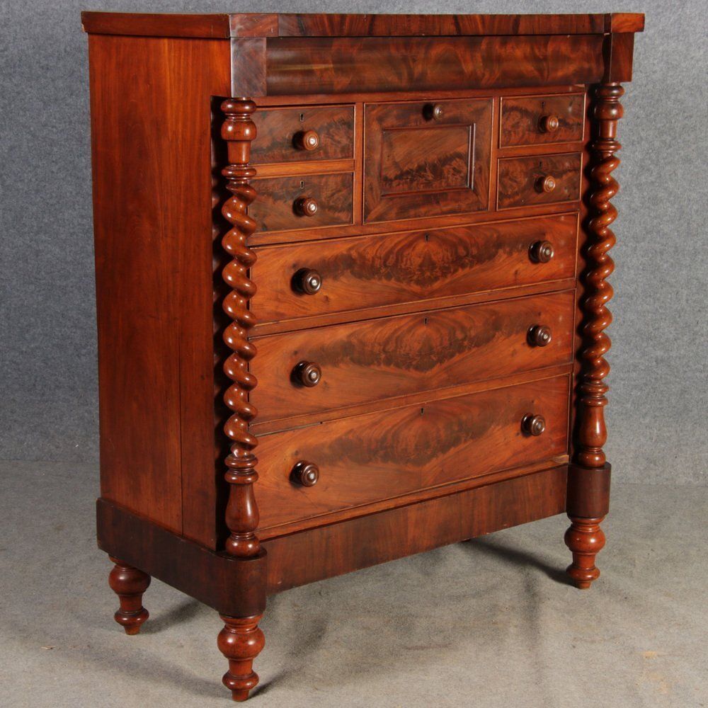 1085.0 Antique English Victorian Chest Of Drawers In Mahogany, 1850 photo