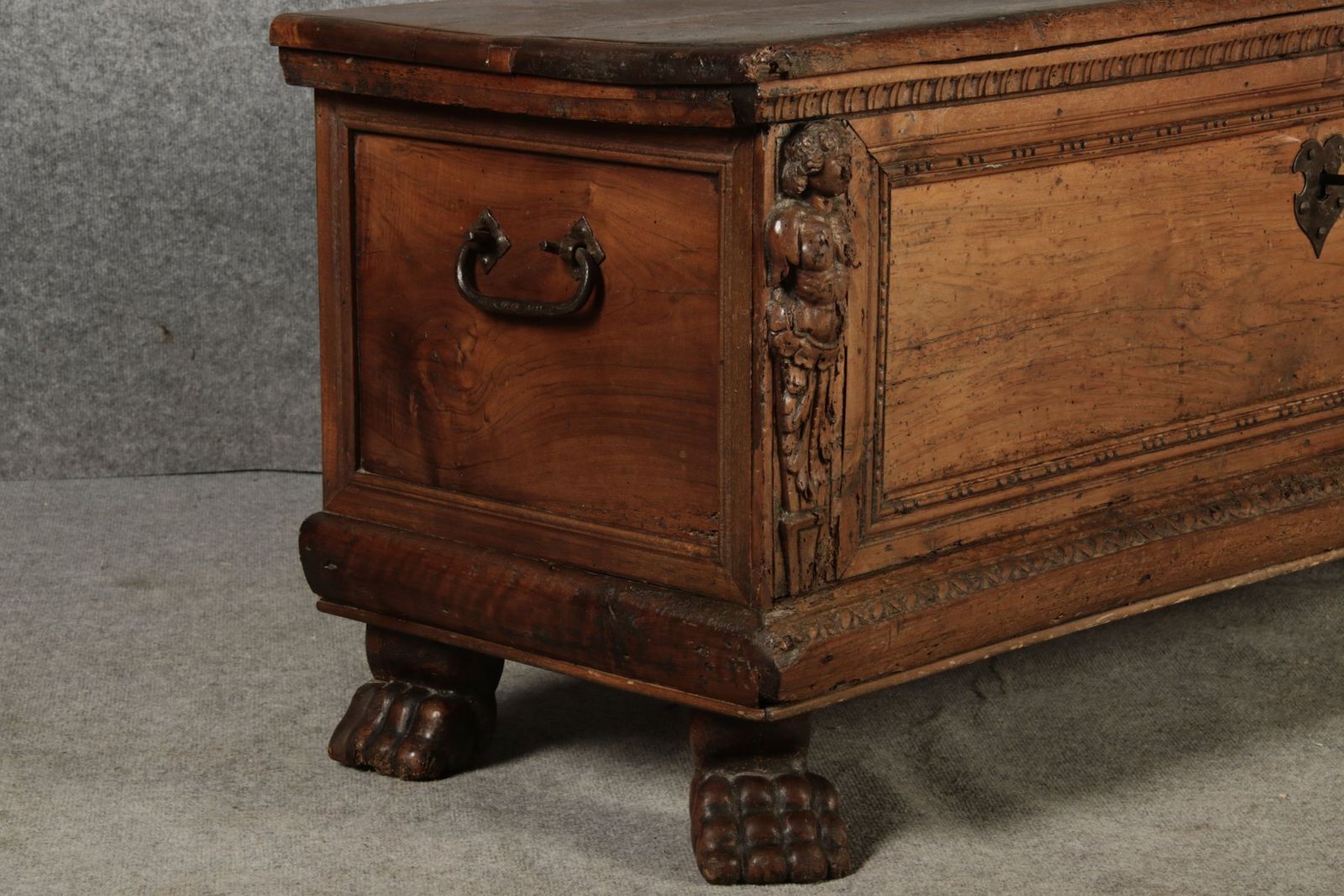 photo vinterior Antique Italian Cassone Renaissance Chest In Walnut, 1700