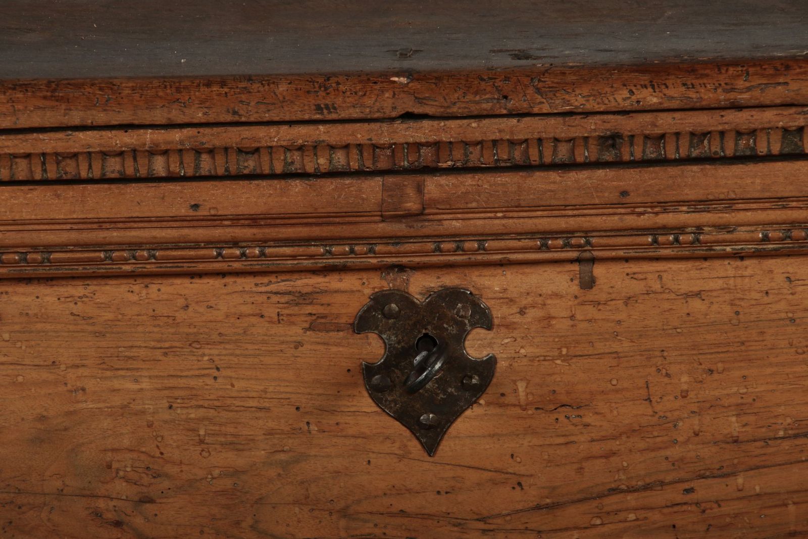 photo vintage Antique Italian Cassone Renaissance Chest In Walnut, 1700