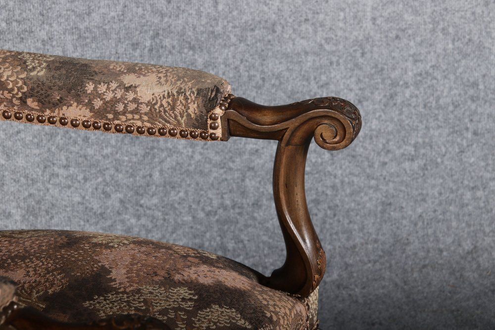 photo vinterior Antique Baroque Chair With Carving, 1880