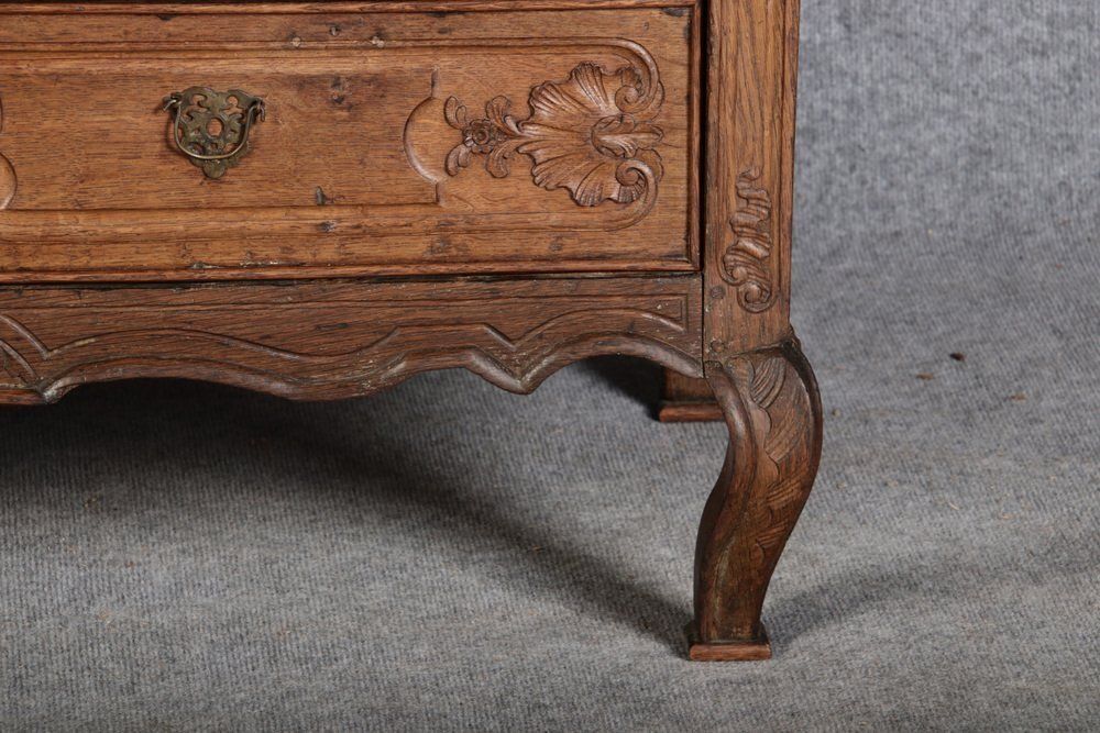 Baroque Showcase In Oak With Rocilla Carvings, 1760s photo vinterior