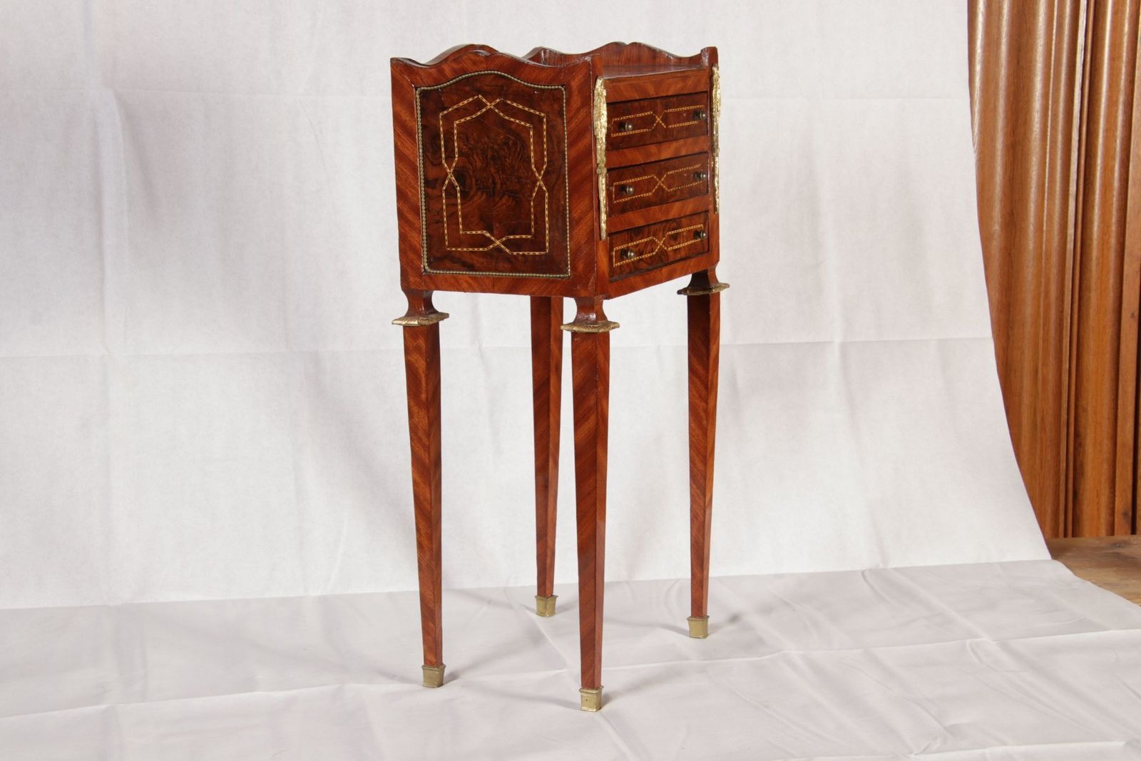 photo vintage Antique Very Small Louis XVI Chest Of Drawers, 1950