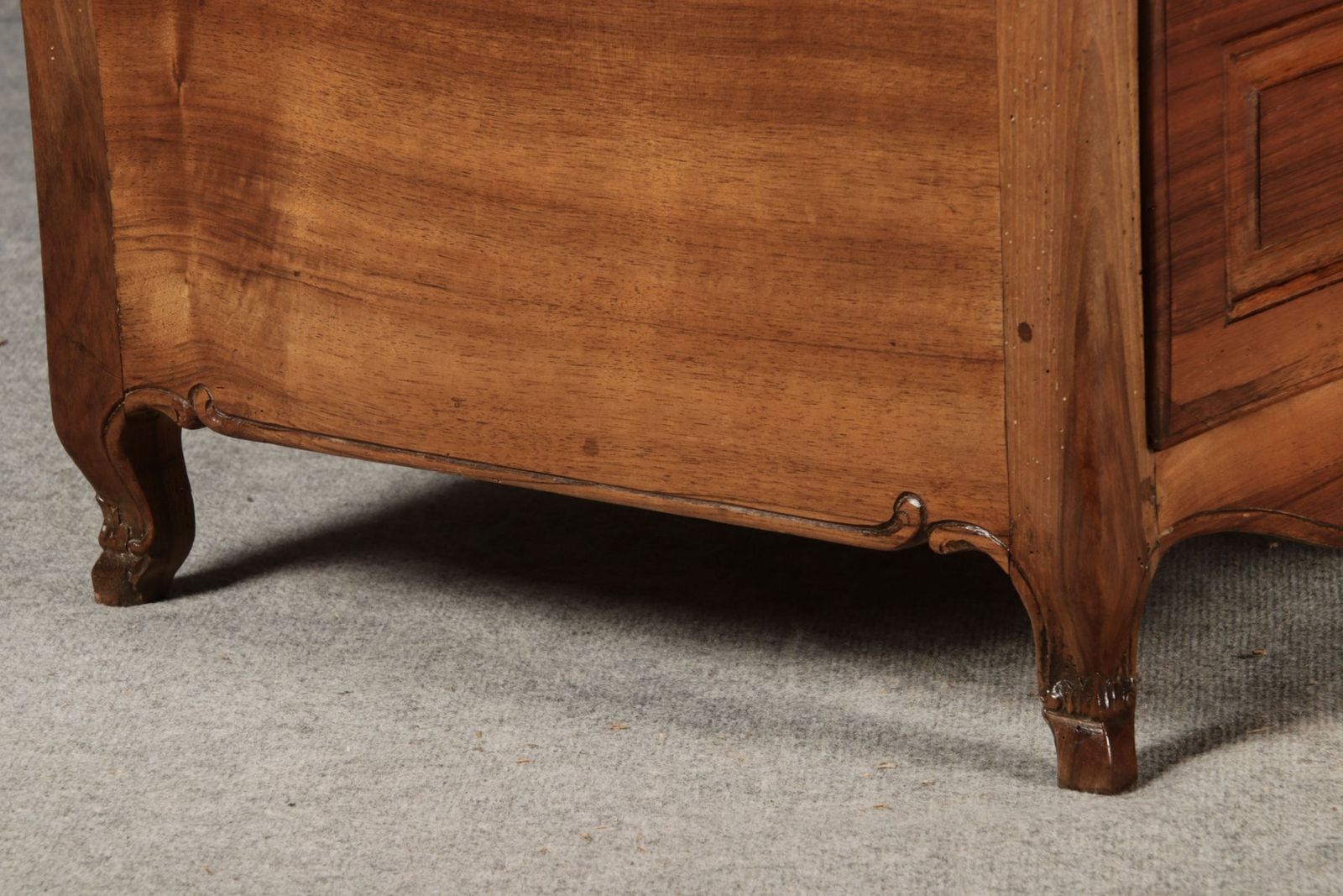 photo furniture 18th Century Baroque Chest Of Drawers In Walnut, 1760s