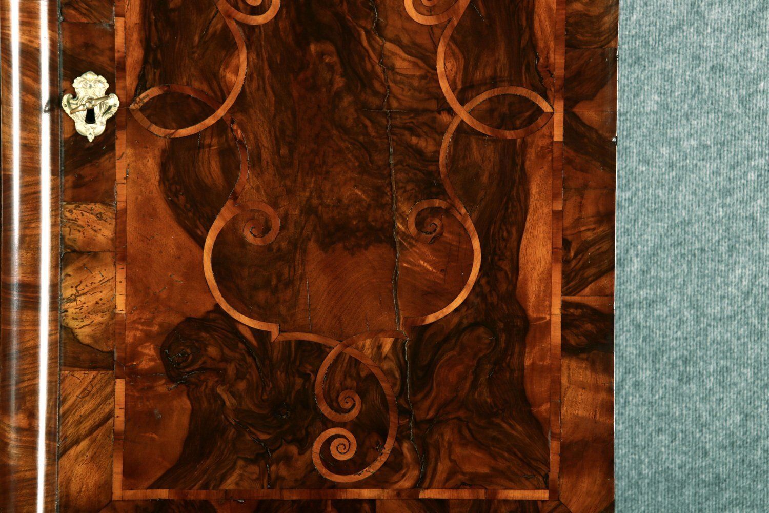 photo vinterior Baroque Secretary Walnut With Inlays, 1740s