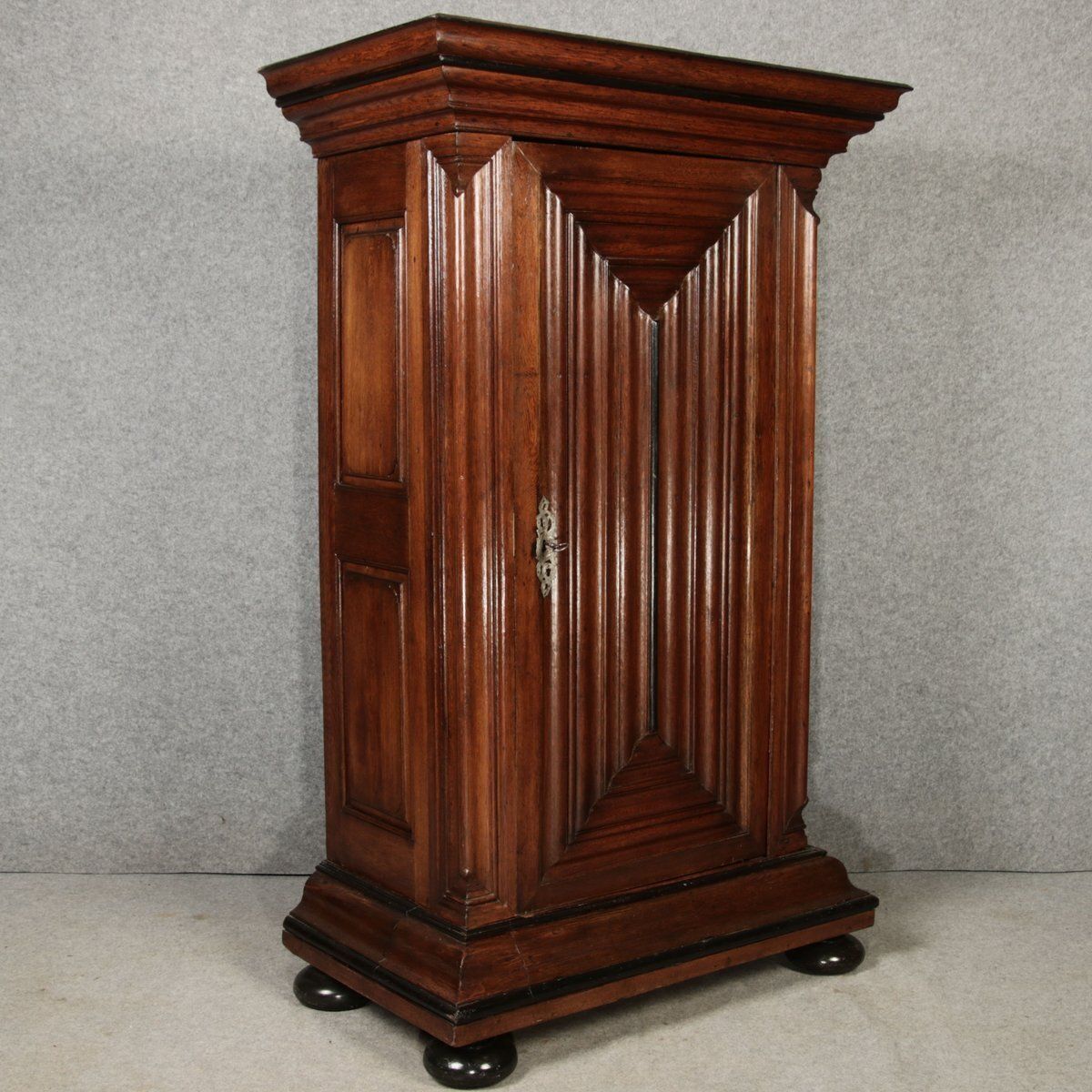Antique Frankfurt Wave Cabinet In Oak, 1750 photo vinterior