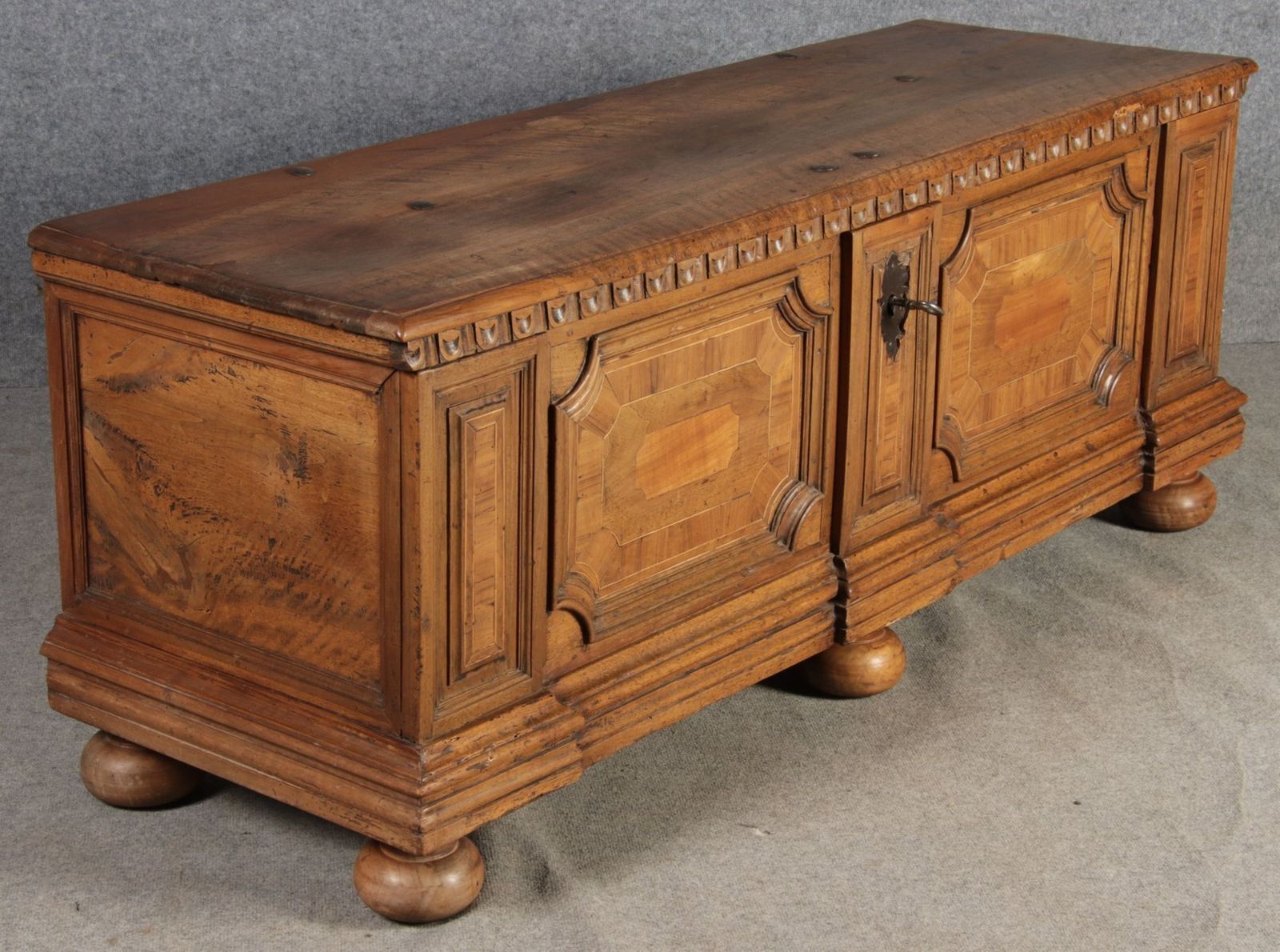 photo vintage Antique Chest In Walnut, 1730