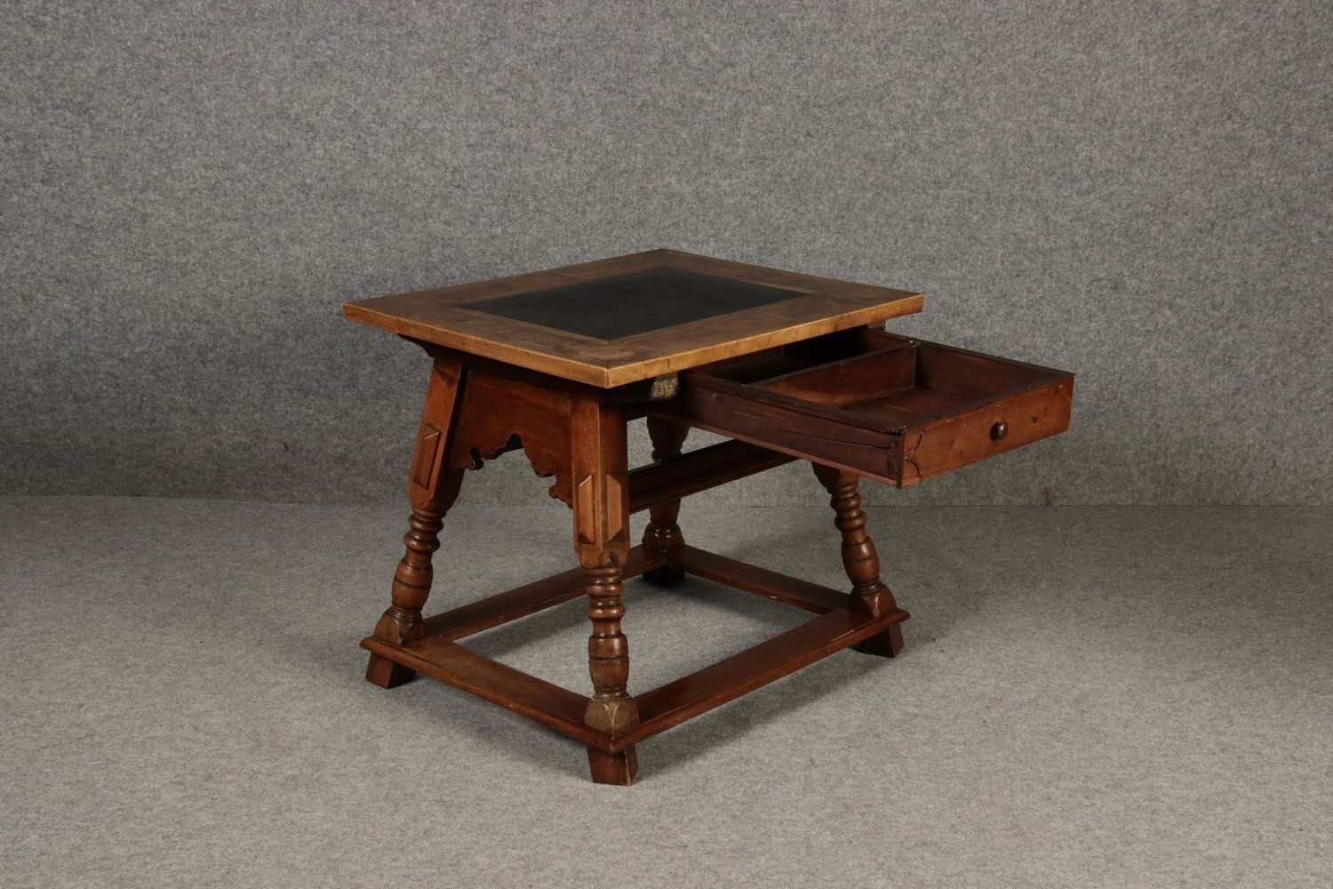photo vinterior Small Antique Boatmans Table In Walnut With Inlays, 1800