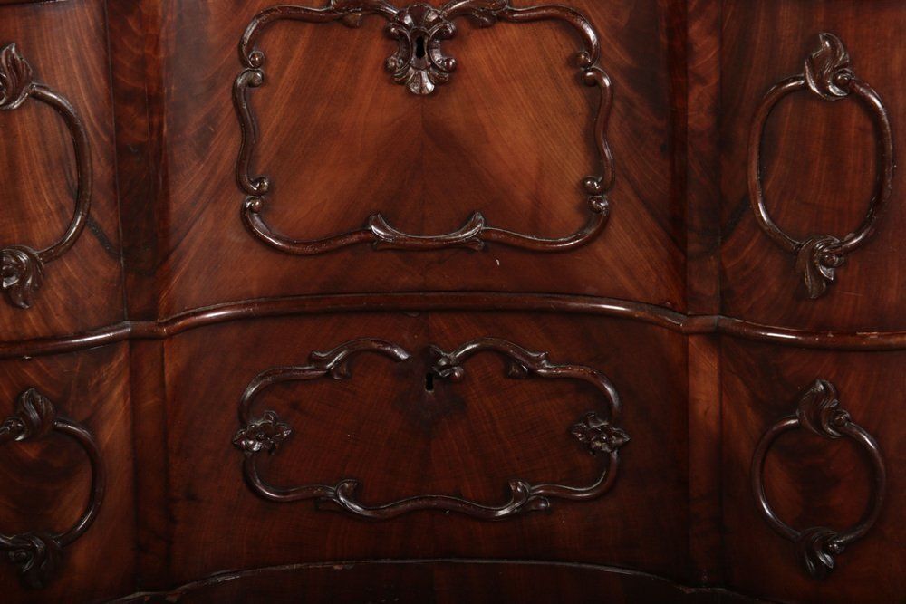 photo vintage Narrow Chest Of Drawers In Mahogany With Cast Iron Candlesticks And Mirror, 1860s