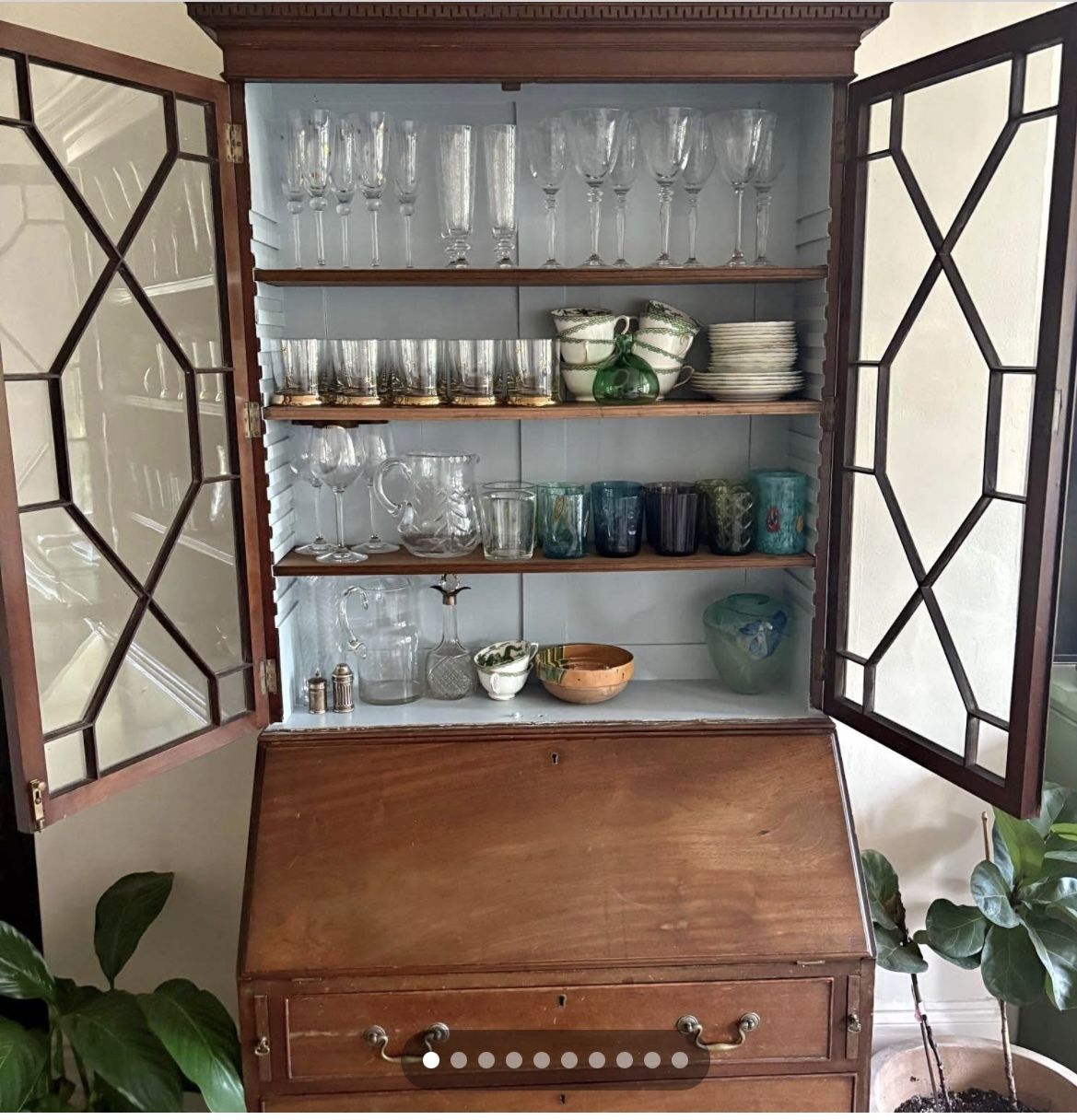 photo vintage Antique Wooden Dresser Writing Desk