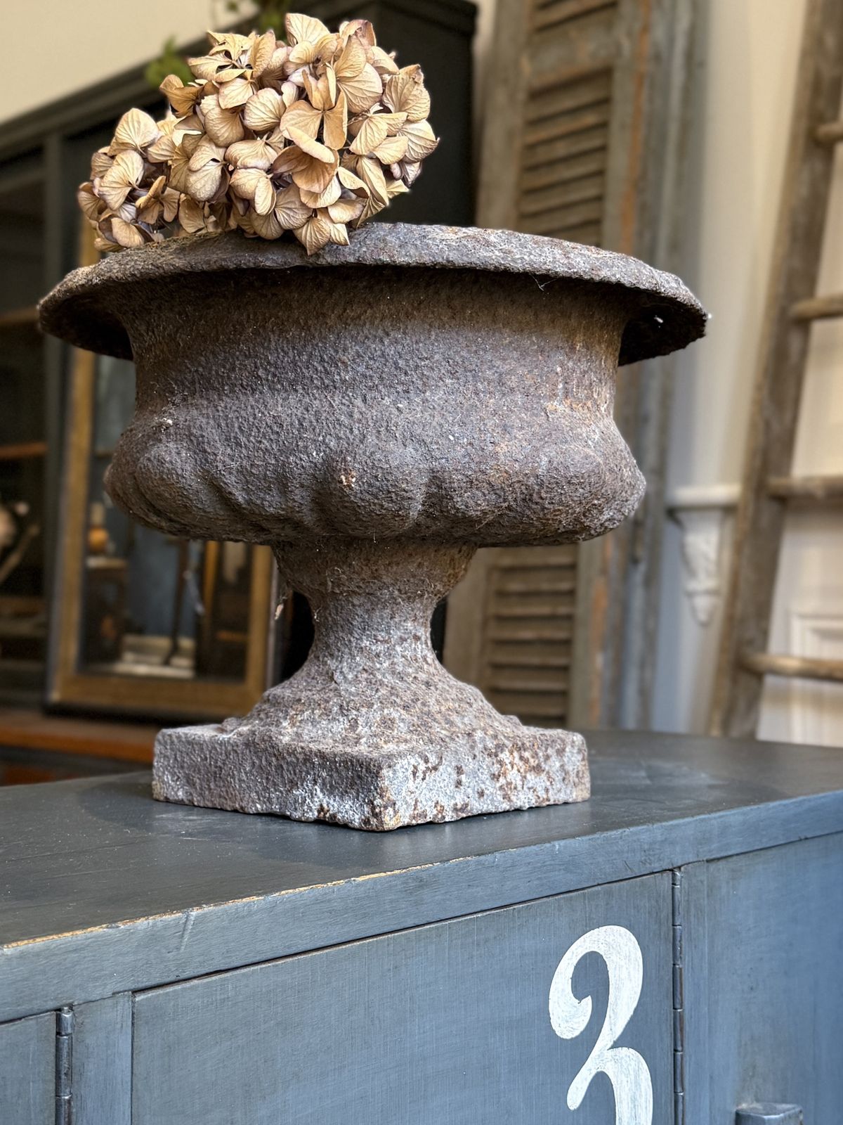 photo furniture Antique French Cast Iron Urn Planter