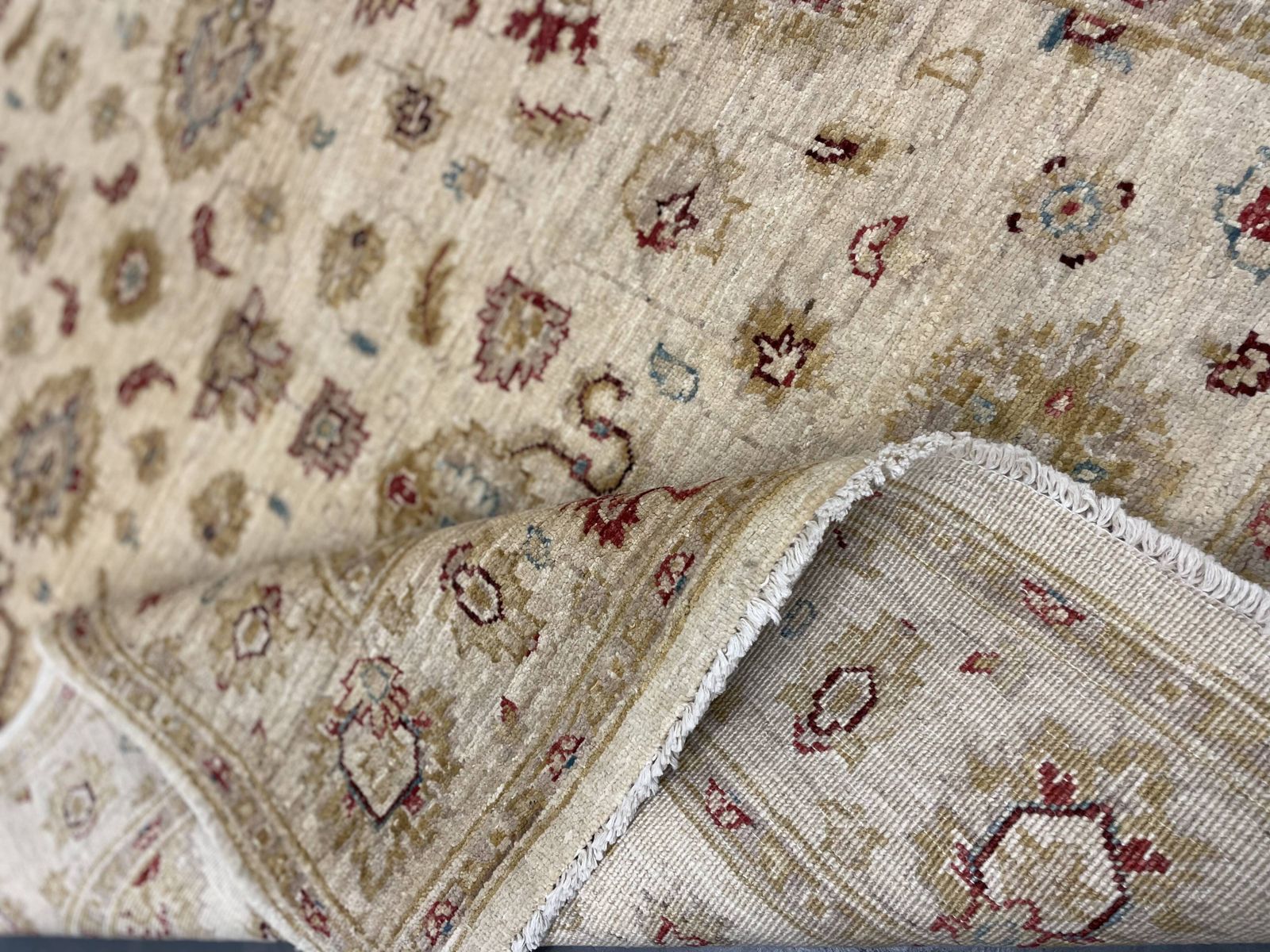 photo furniture Cream Wool Area Rug, Handwoven Floral Carpet, Traditional Decor 190x128cm