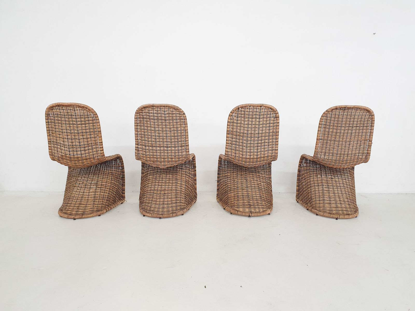 Set Van Vier Rieten S Stoelen In De Stijl Van Verner Panton photo Meubels