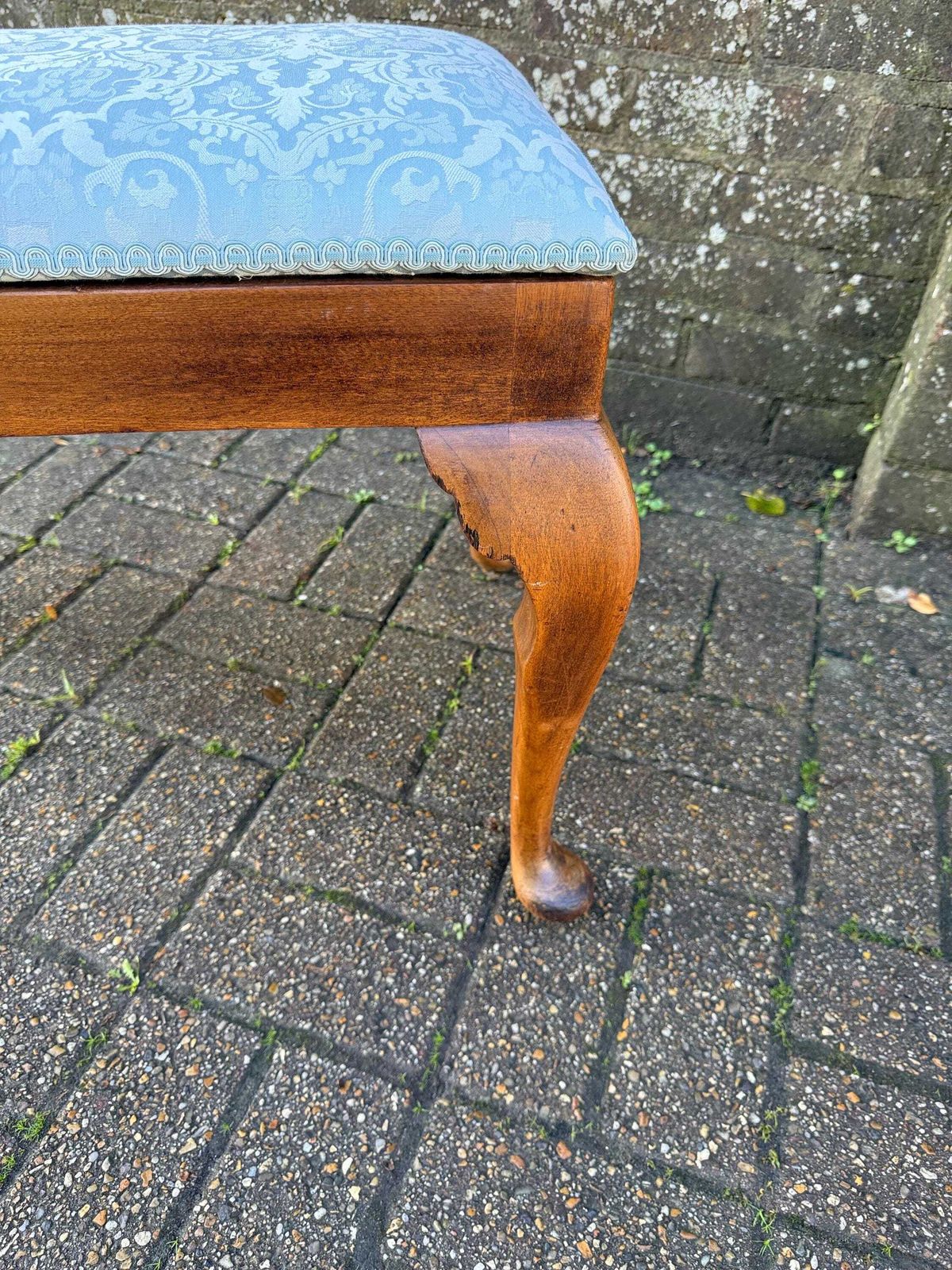 photo vintage Vintage 1950s Morris Of Glasgow Queen Anne Style Stool, Re Upholstered Mahogany Bench, Mid Century Vanity Seat Blue Damask Fabric