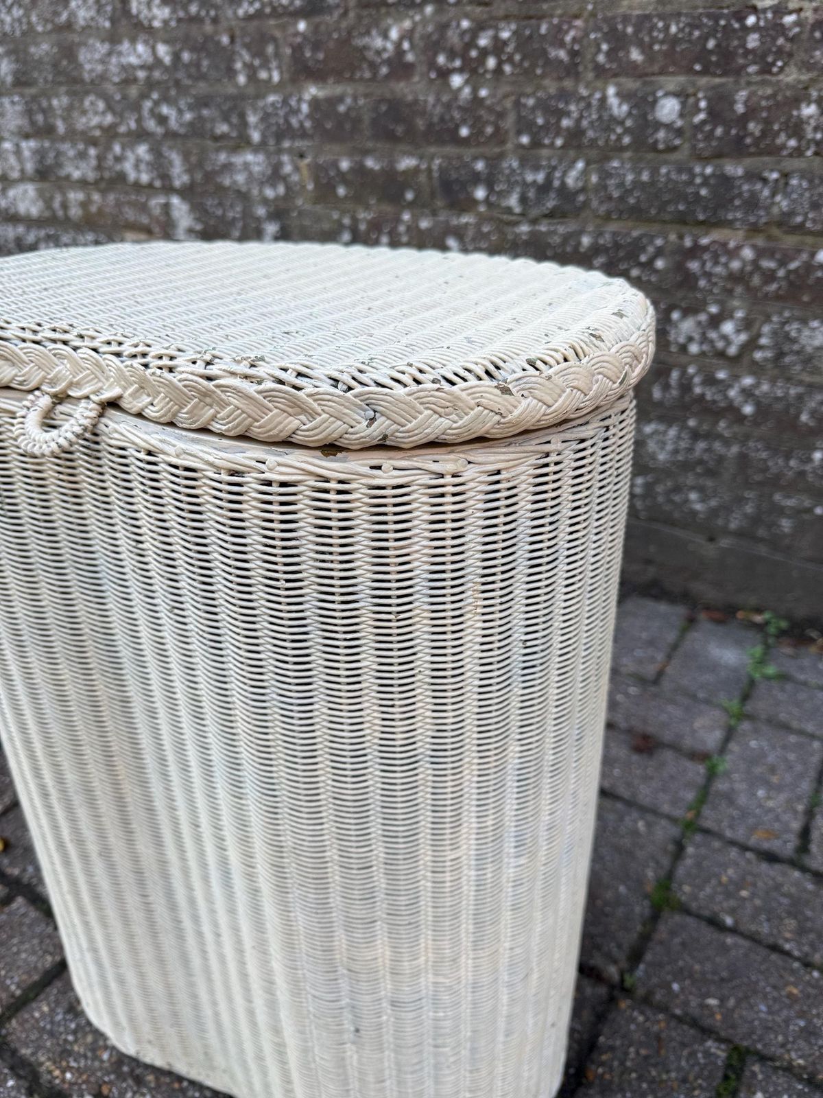 photo vintage Vintage 1940s Lloyd Loom Lusty Heart Shaped Laundry Basket, Cream Woven Wicker Hamper With Mint Interior, British Art Deco Storage Mcm Decor
