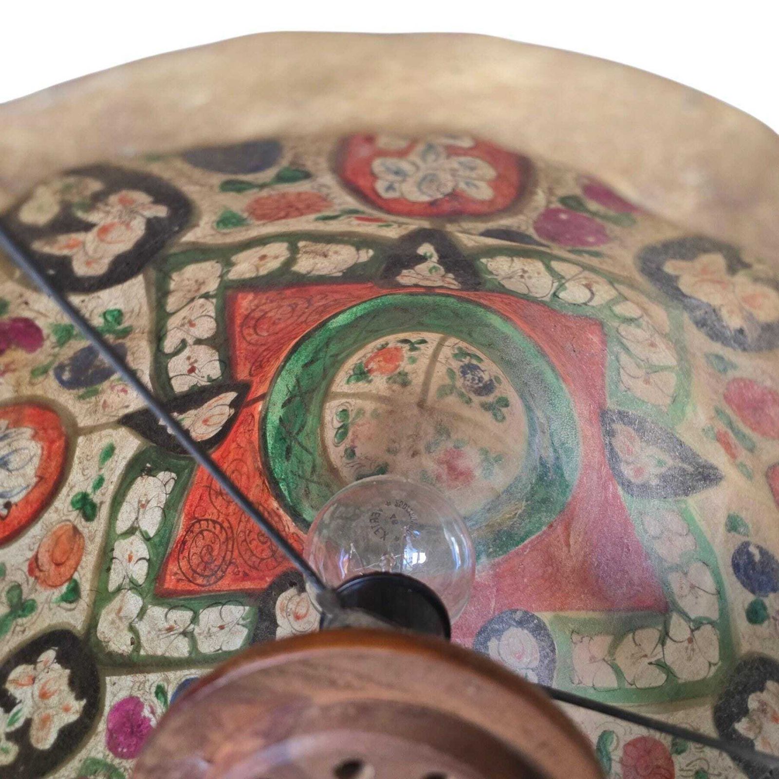 photo vintage Delightful Vintage Retro Camel Skin Hand Painted Lamp
