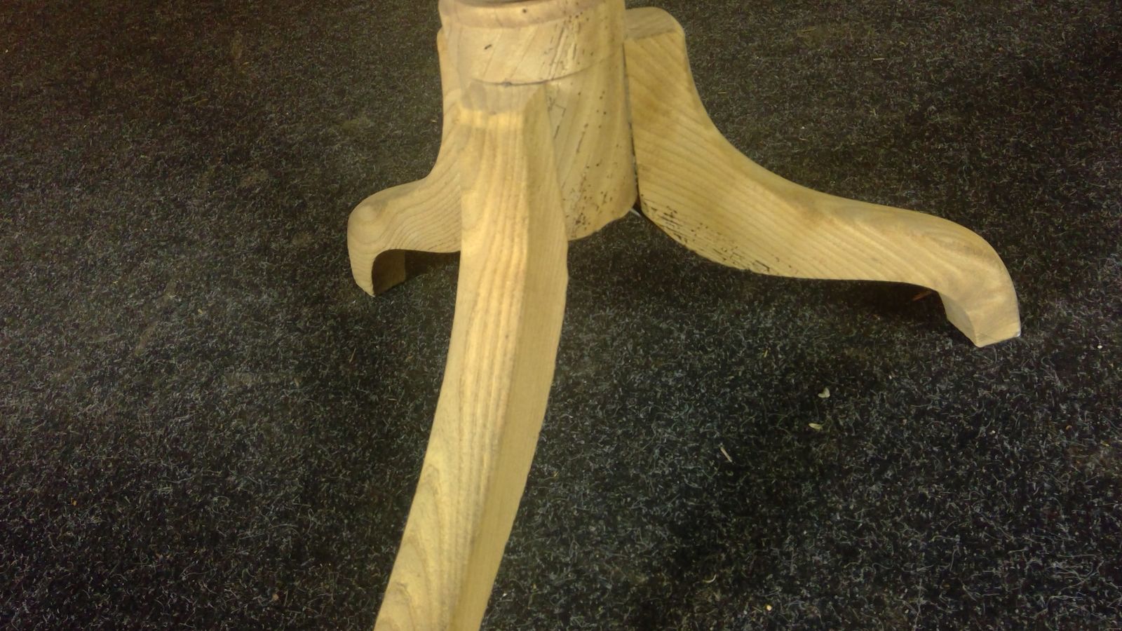 Georgian Oak Tripod Base Tavern Table In A Natural Finish photo vinterior