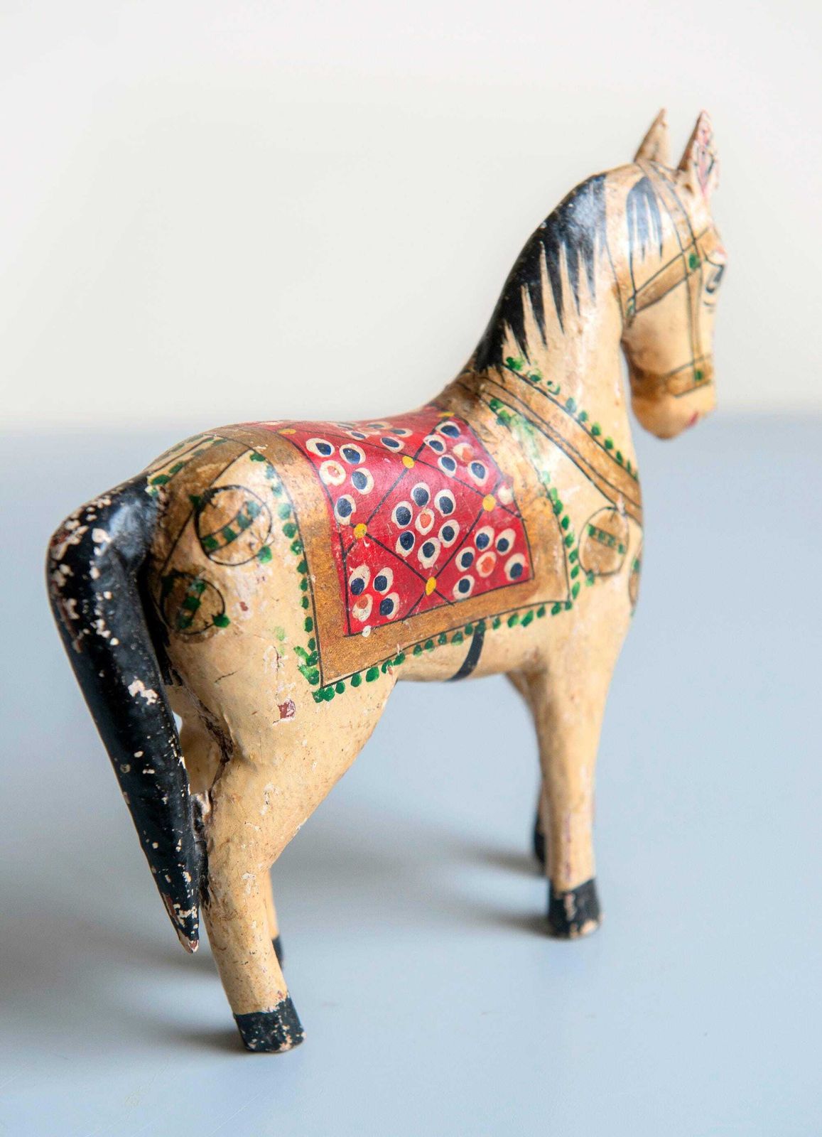 Klein Antiek Indiaas Paard, Handgeschilderd Beeldje Uit Rajasthan, Houten Ghodi Bruidspaard, Decoratief Vintage Paardensculptuur photo vinterior