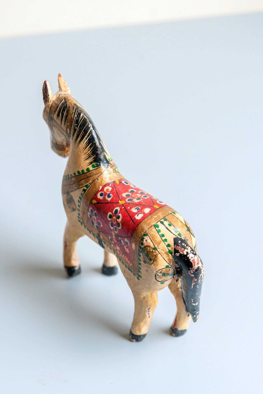 photo furniture Petit cheval indien d'époque, figurine peinte à la main du Rajasthan, cheval de mariage Ghodi en bois, sculpture de cheval décorative vintage