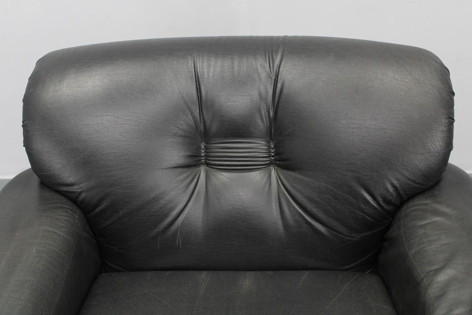 photo vinterior 1970s Italian Pompon Armchair In Black Leatherette By Ceriotti