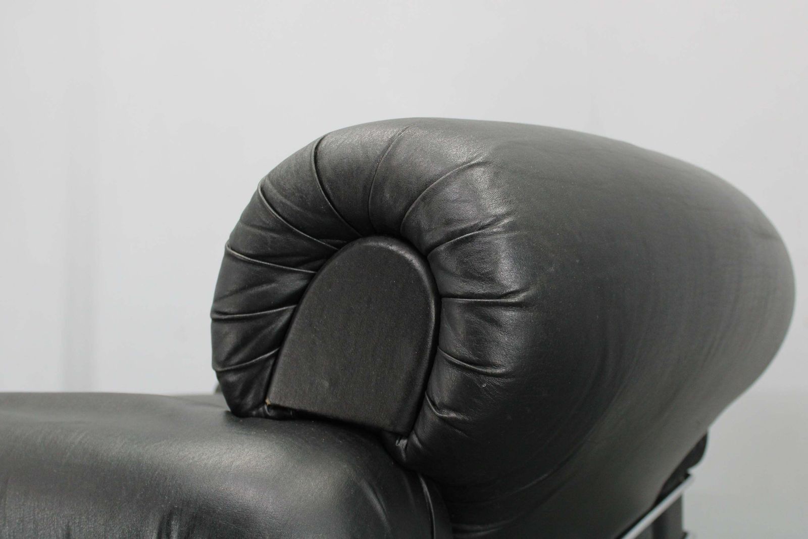 photo vintage 1970s Italian Pompon Armchair In Black Leatherette By Ceriotti