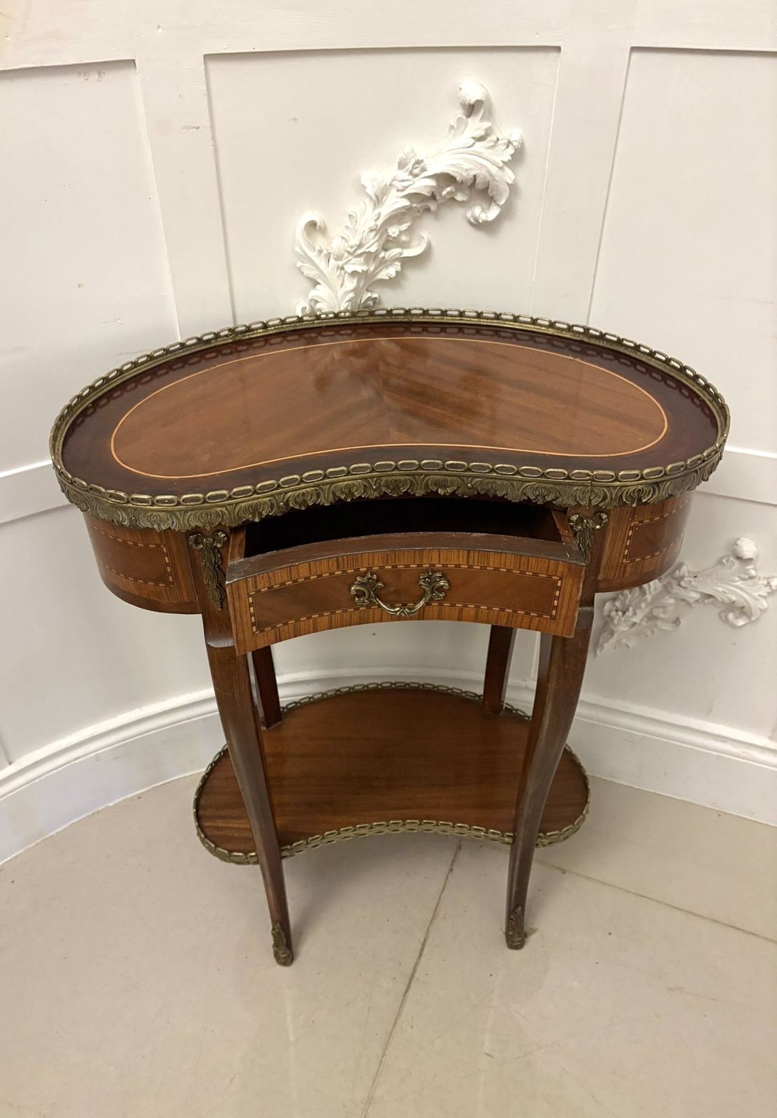 photo furniture Antique French Quality Louis XV Style Kidney Shaped Side Table