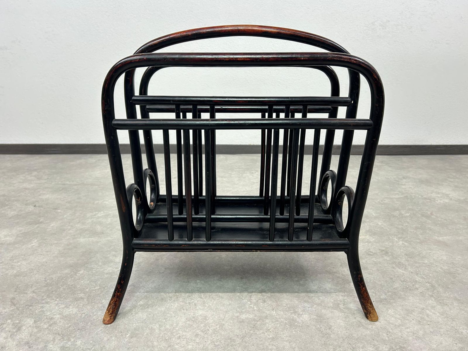 Bentwood Magazine Holder No.33 By Thonet photo furniture