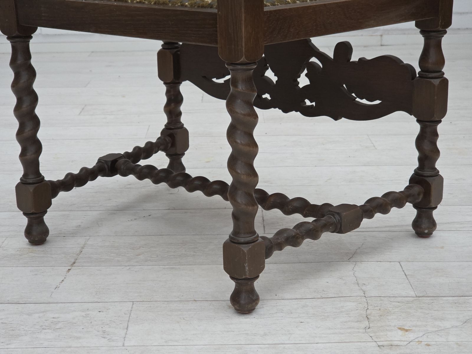 photo furniture 1930s, Danish Highback Armchair, Furniture Mesh, Velour, Hand Carved Oak Wood.