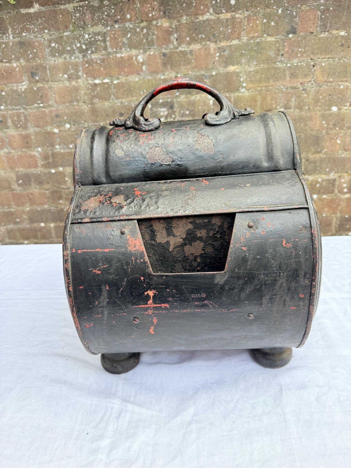 photo vintage Antique Black Painted Victorian Coal Scuttle With Dog Motif And Shovel — Possibly Central European Metal Fireplace Coal Bucket And Shovel