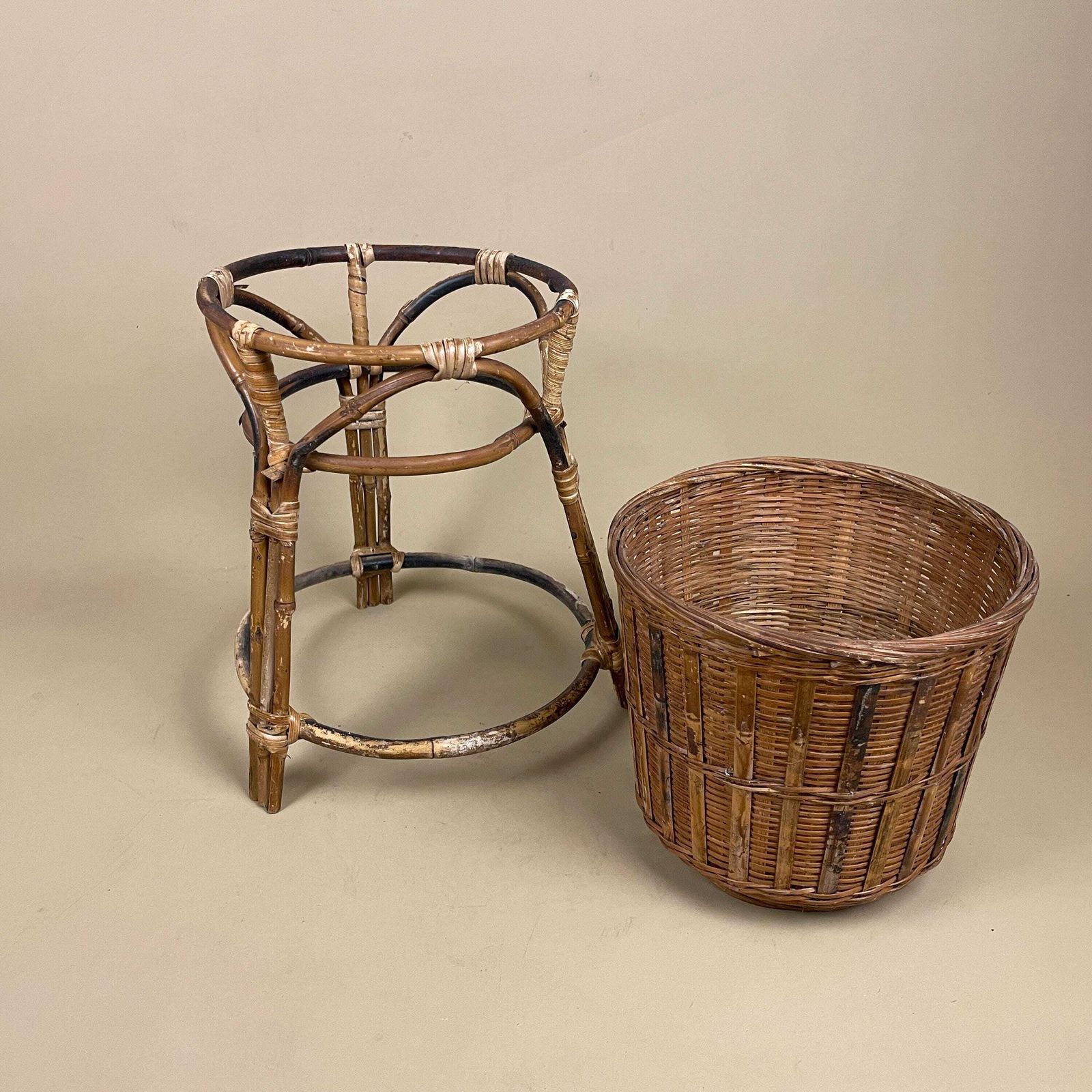 photo furniture Vintage Bamboo Plant Stand Rattan Woven Round Display Natural Boho Accent Stand Indoor Brown Planter Pot Retro Handmade Wooden Cane