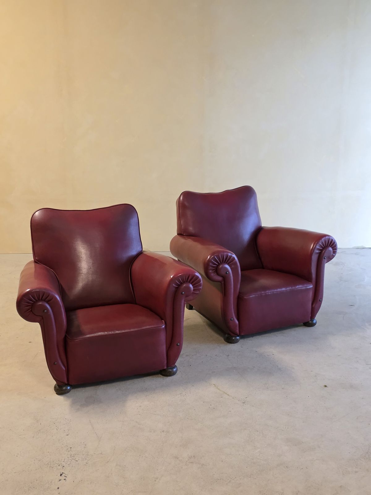 Art Deco Set Of 2 Bordeaux Skai Leather Clubchairs, 1950s photo vintage