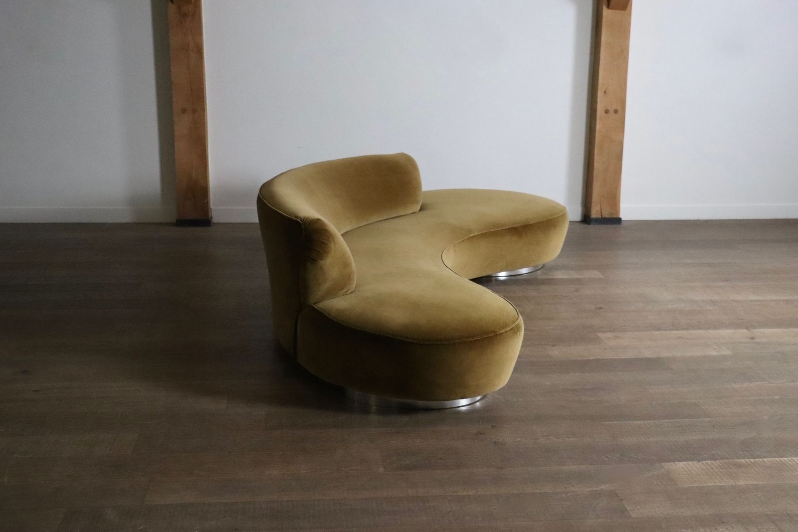 photo furniture Vladimir Kagan Serpentine Sofa In Velvet For Directional USA 1999