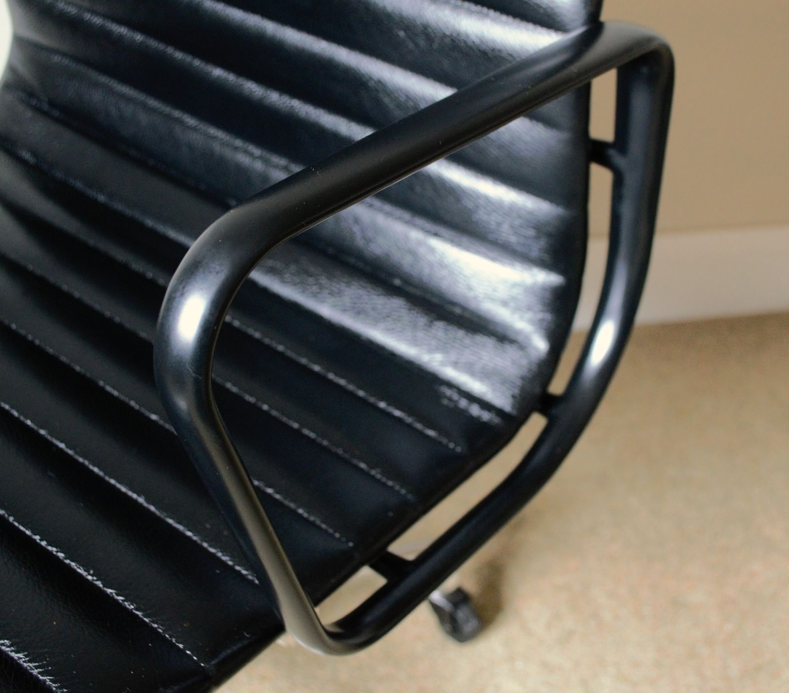 Restored Herman Miller Black Edition Charles Eames Ea335 Aluminium Group Management Chair, Manual Screw Lift, Genuine Black Leather, Mint Condition photo 1250.0