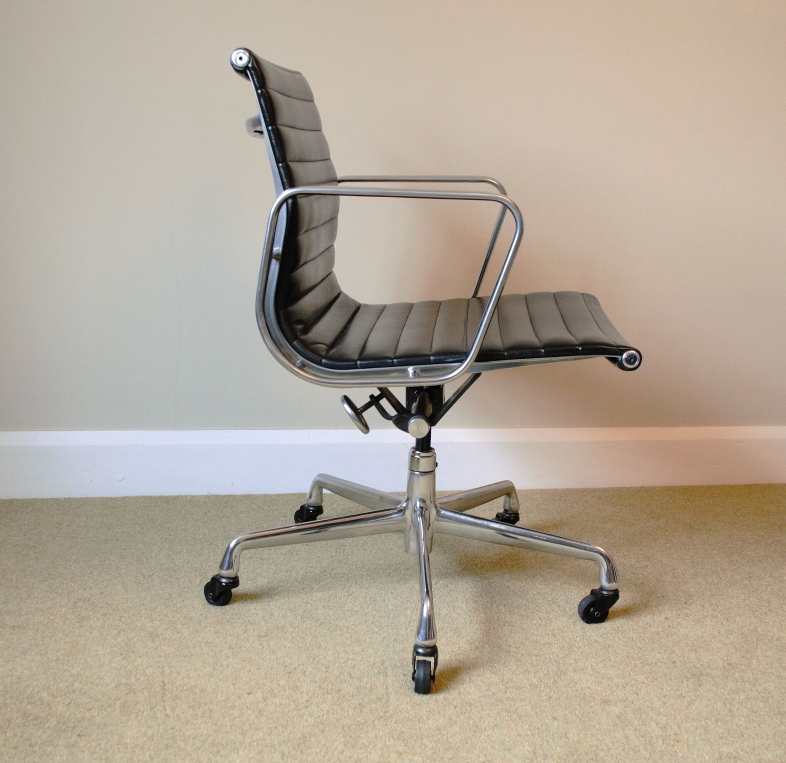 Restored Herman Miller Charles Eames Ea335 Aluminium Group Management Chair, Manual Screw Lift, Genuine Black Leather, Mint Condition photo furniture